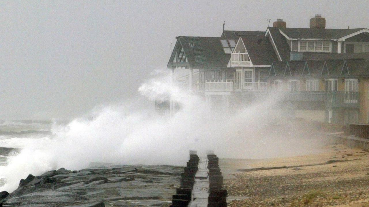 Starke Brandungswellen schlagen am 18.9.2003 an die Küste von Avalon (US-Bundesstaat New Jersey). Der gefürchtete Wirbelsturm "Isabel" hat am 18.9. die amerikanische Ostküste erreicht. Starke Brandungswellen schlagen am 18.9.2003 an die Küste von Avalon (US-Bundesstaat New Jersey). Der gefürchtete Wirbelsturm "Isabel" hat am 18.9. die amerikanische Ostküste erreicht.