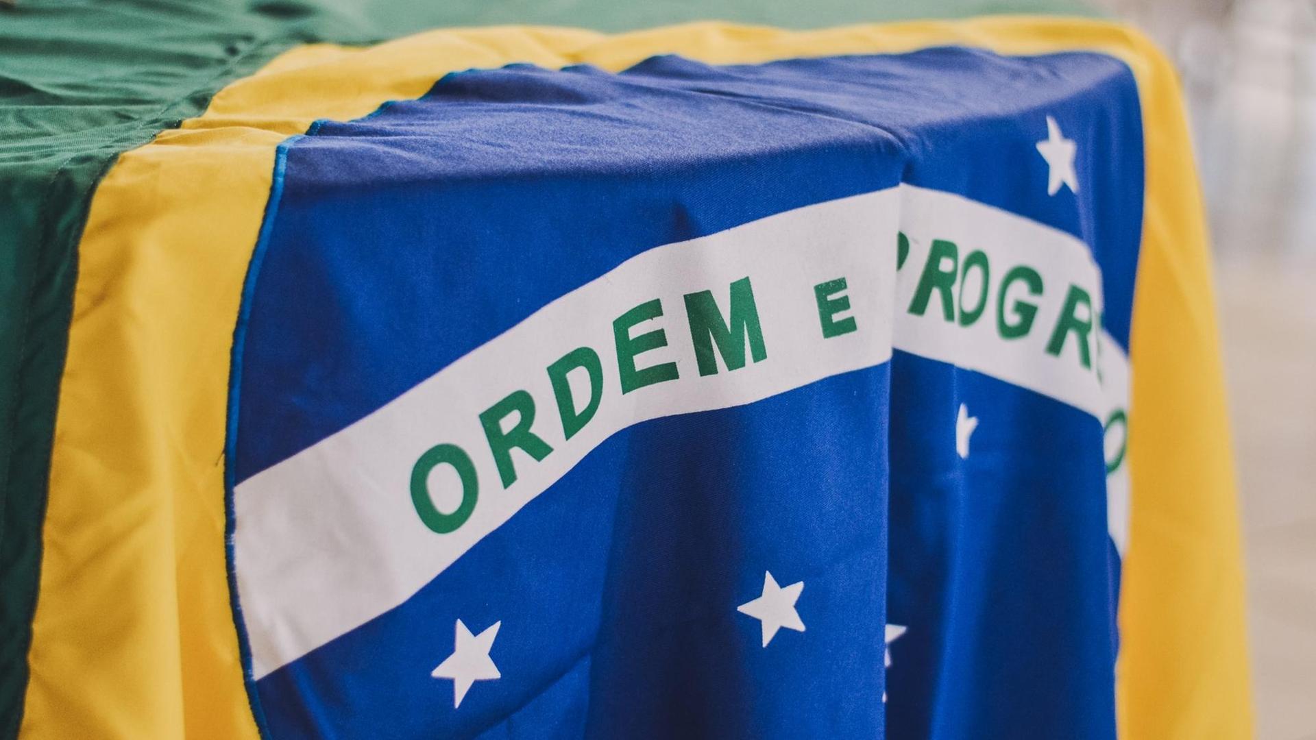 Die brasilianische Flagge liegt auf einem Hocker. Die brasilianische Flagge liegt auf einem Hocker.