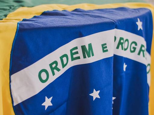 Die brasilianische Flagge liegt auf einem Hocker.