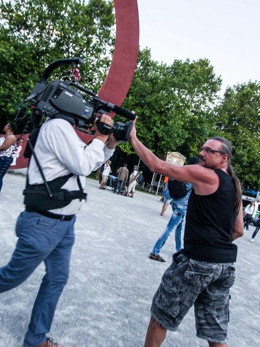 Bei einer Demonstration gegen die Coronamaßnahmen in München attackiert ein Mann ein ARD-Fernsehteam.