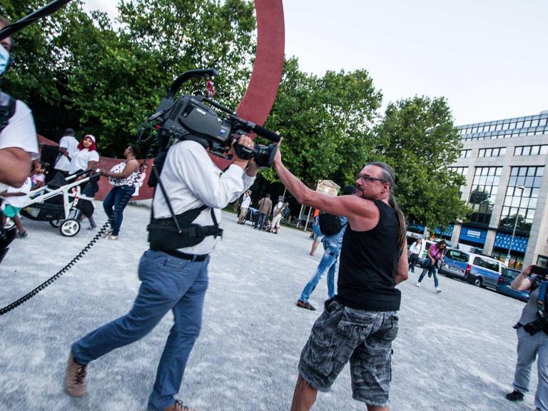 Bei einer Demonstration gegen die Coronamaßnahmen in München attackiert ein Mann ein ARD-Fernsehteam.