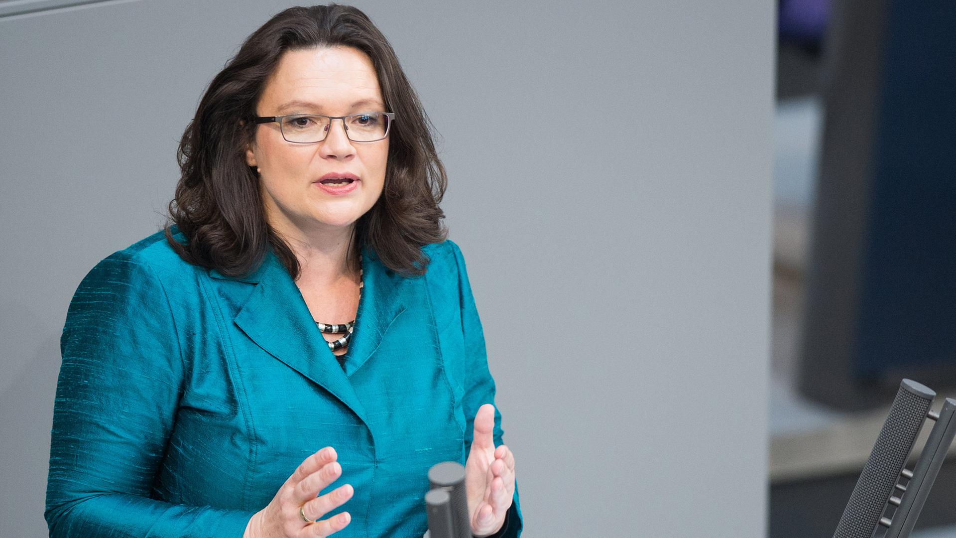 Bundesarbeitsministerin Andrea Nahles (SPD) am Rednerpult im Bundestag Bundesarbeitsministerin Andrea Nahles (SPD) am Rednerpult im Bundestag