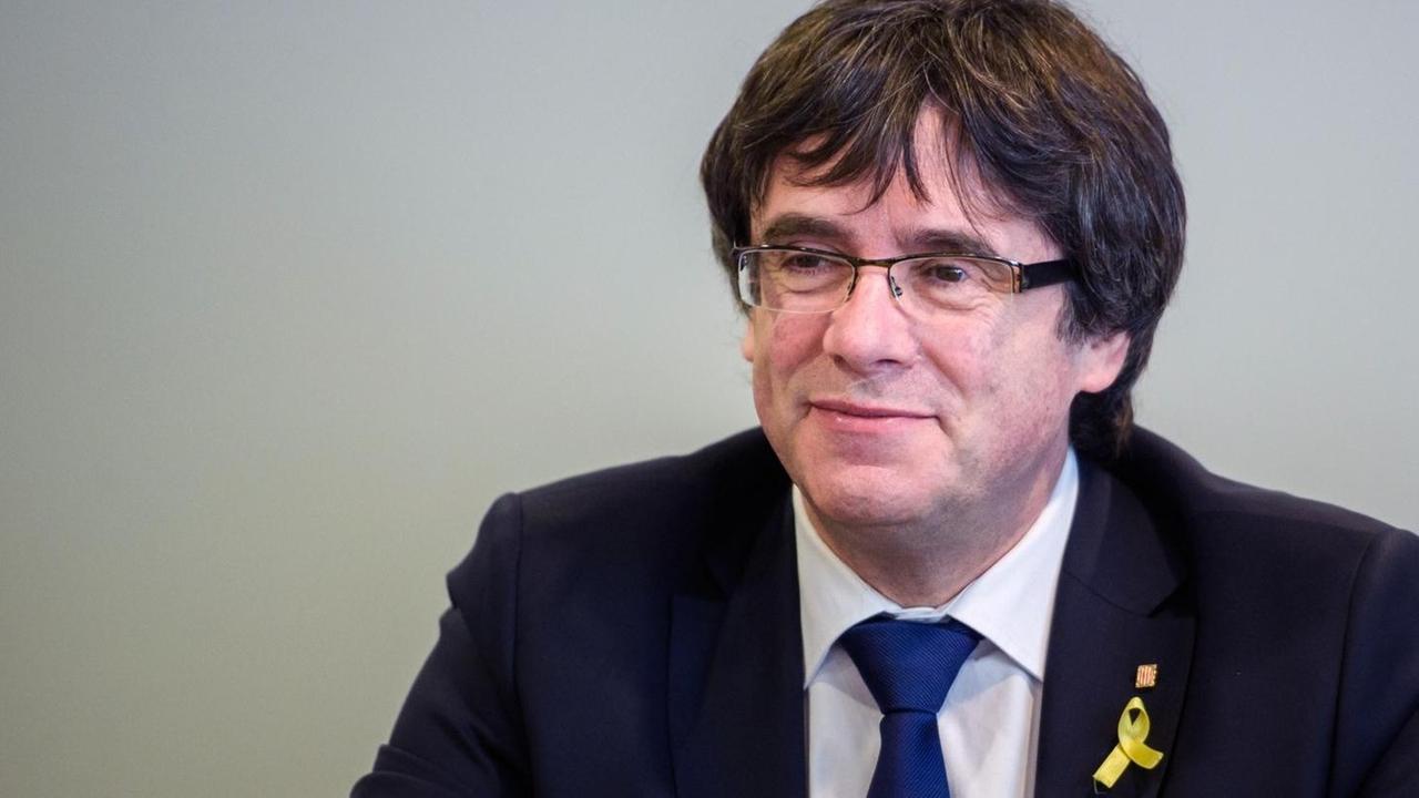 Der abgesetzte katalanische Regionalpräsident Carles Puigdemont bei einem Treffen des Wahlbündnisses Junts per Catalunya in Berlin Der abgesetzte katalanische Regionalpräsident Carles Puigdemont bei einem Treffen des Wahlbündnisses Junts per Catalunya in Berlin