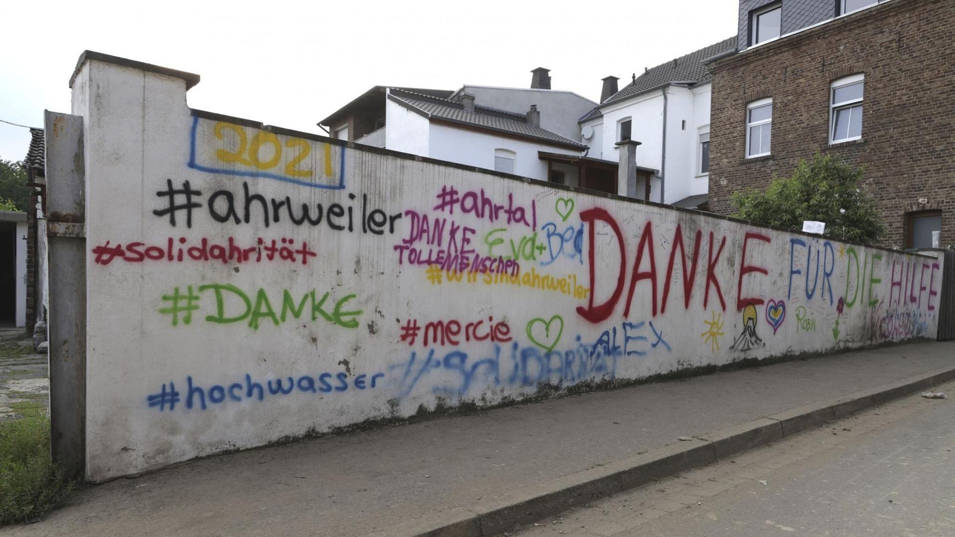 Schriftzüge auf einer Wand in Bad Neuenahr - Ahrweiler, unter anderem "Danke für die Hilfe" Schriftzüge auf einer Wand in Bad Neuenahr - Ahrweiler, unter anderem "Danke für die Hilfe"
