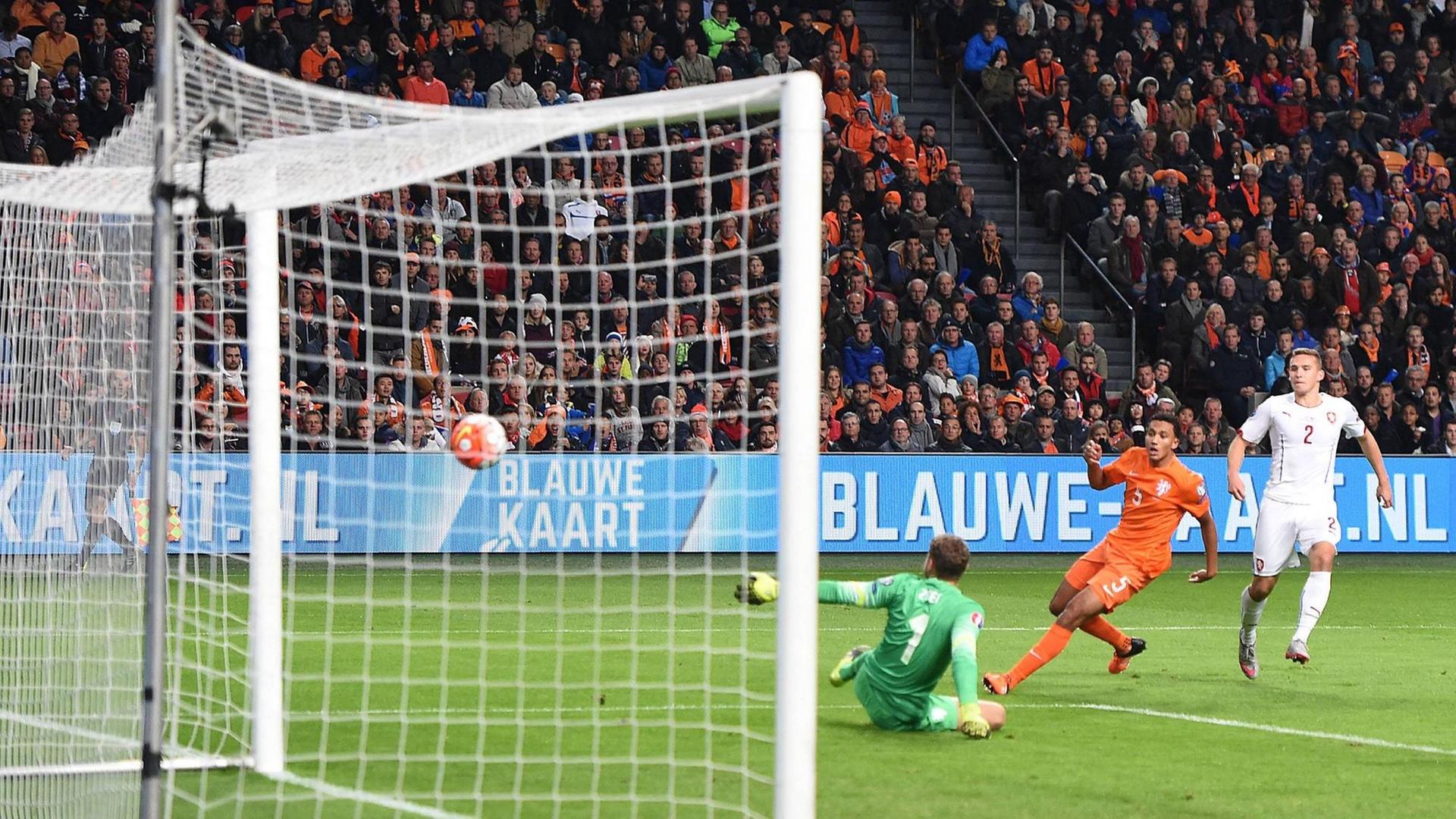 0:1 - Die Niederlande liegen im Oktober 2015 gegen Tschechien in der EM-Qualifikation zurück und scheitern schließlich. 0:1 - Die Niederlande liegen im Oktober 2015 gegen Tschechien in der EM-Qualifikation zurück und scheitern schließlich.