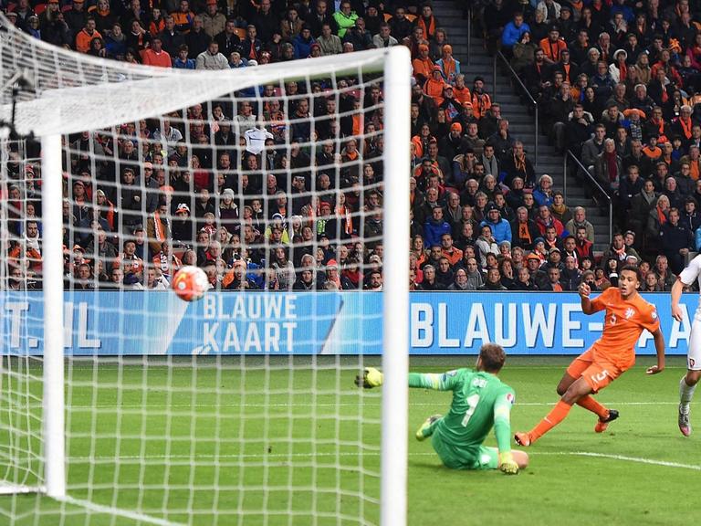 0:1 - Die Niederlande liegen im Oktober 2015 gegen Tschechien in der EM-Qualifikation zurück und scheitern schließlich.