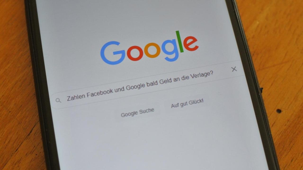 Der Screenshot der Google-Suche "Zahlen Google und Facebook bald Geld an die Verlage?"