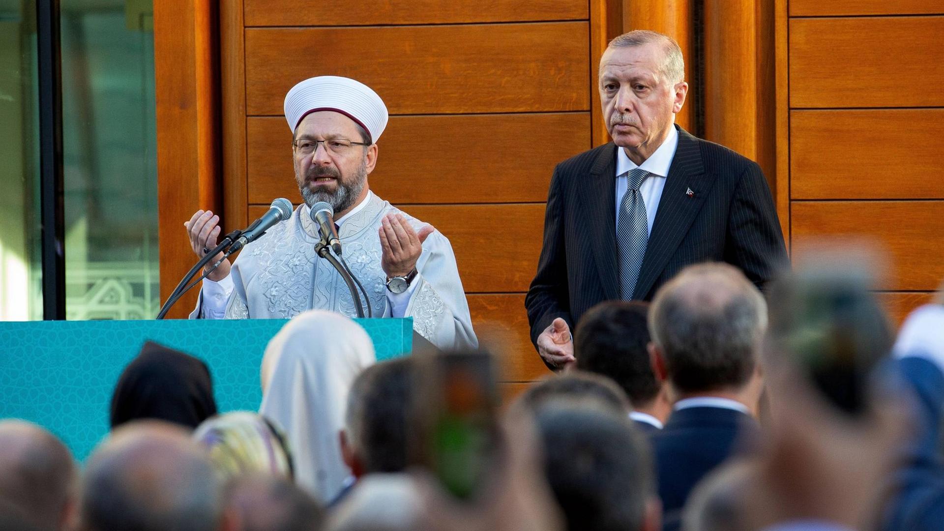 Erdogan bei der Eröffnung der Moschee. Er blickt ernst. Erdogan bei der Eröffnung der Moschee. Er blickt ernst.