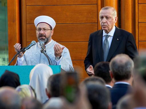 Erdogan bei der Eröffnung der Moschee. Er blickt ernst.