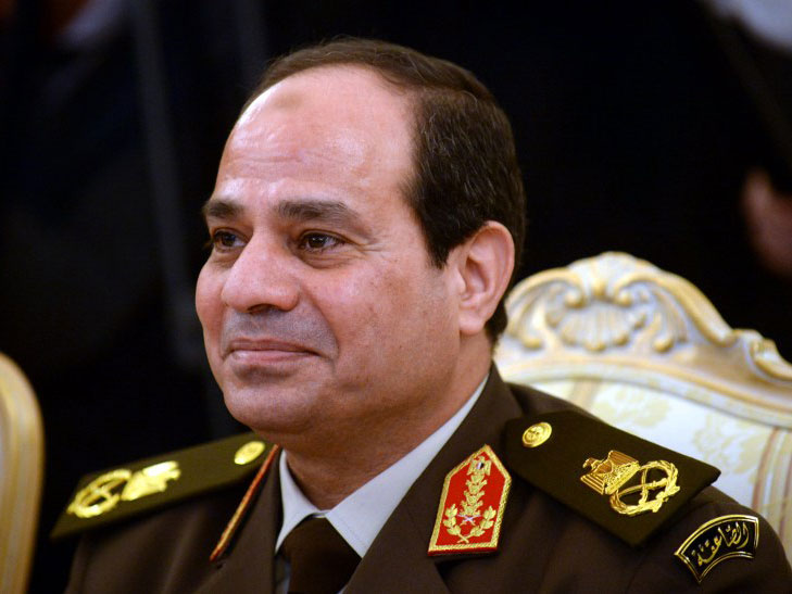 Ein Poträtfoto zeigt den ägyptischen Militärchef Abdel Fattah Al-Sisi in Uniform auf einem Stuhl sitzend.