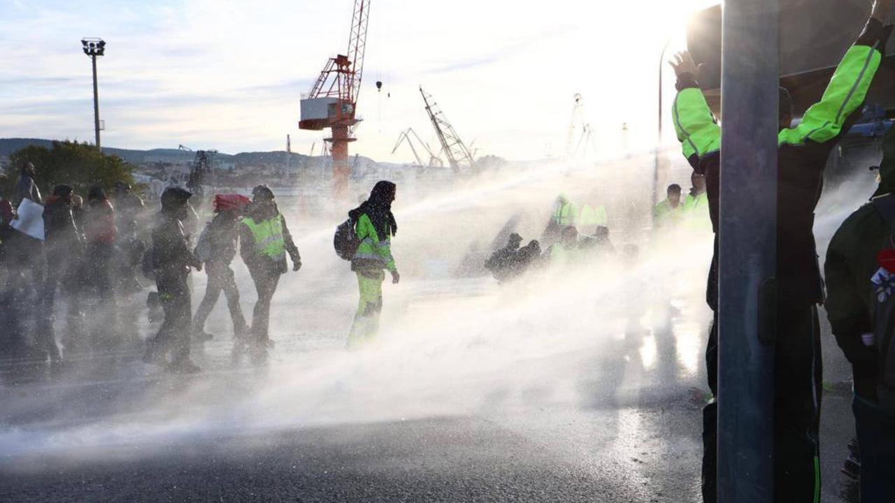 Proteste gegen die Corona-Politik in Italien in der Hafenstadt Triest - die Polizei setzt Wasserwerfer ein, um Blockaden zu räumen. Proteste gegen die Corona-Politik in Italien in der Hafenstadt Triest - die Polizei setzt Wasserwerfer ein, um Blockaden zu räumen.