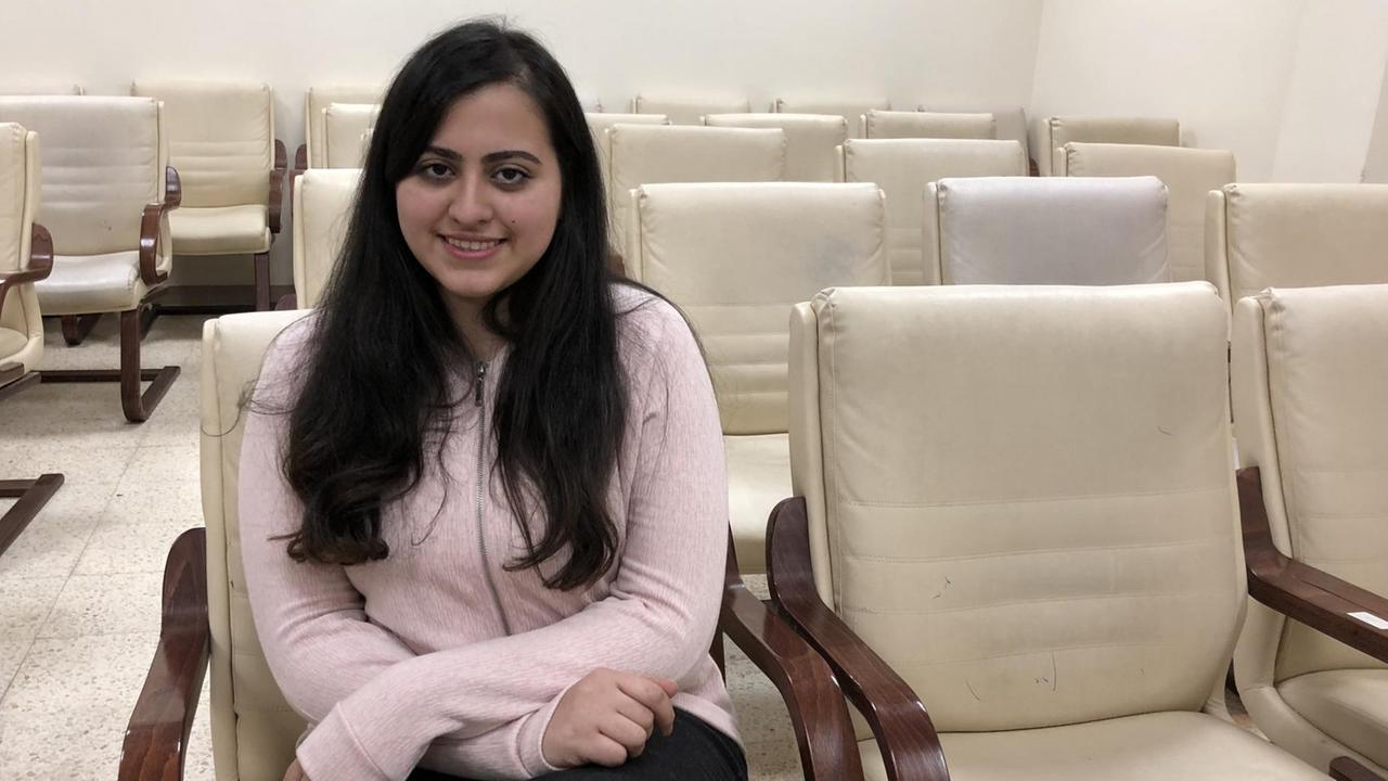 Hiba studiert Medizin in Nablus. Sie hat lange schwarze Haare und ein rosa Jäckchen. Hiba studiert Medizin in Nablus. Sie hat lange schwarze Haare und ein rosa Jäckchen.