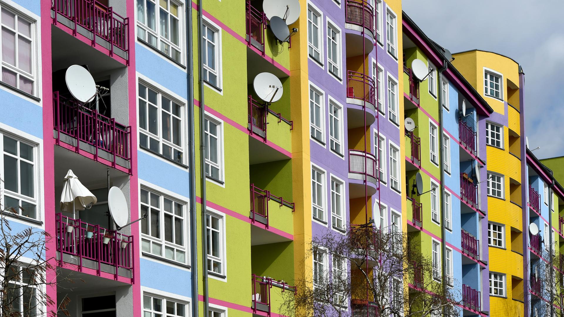 Farbenfroh ist die Fassade von Wohnhäusern Am Nordufer in Berlin-Wedding gestaltet. Farbenfroh ist die Fassade von Wohnhäusern Am Nordufer in Berlin-Wedding gestaltet.