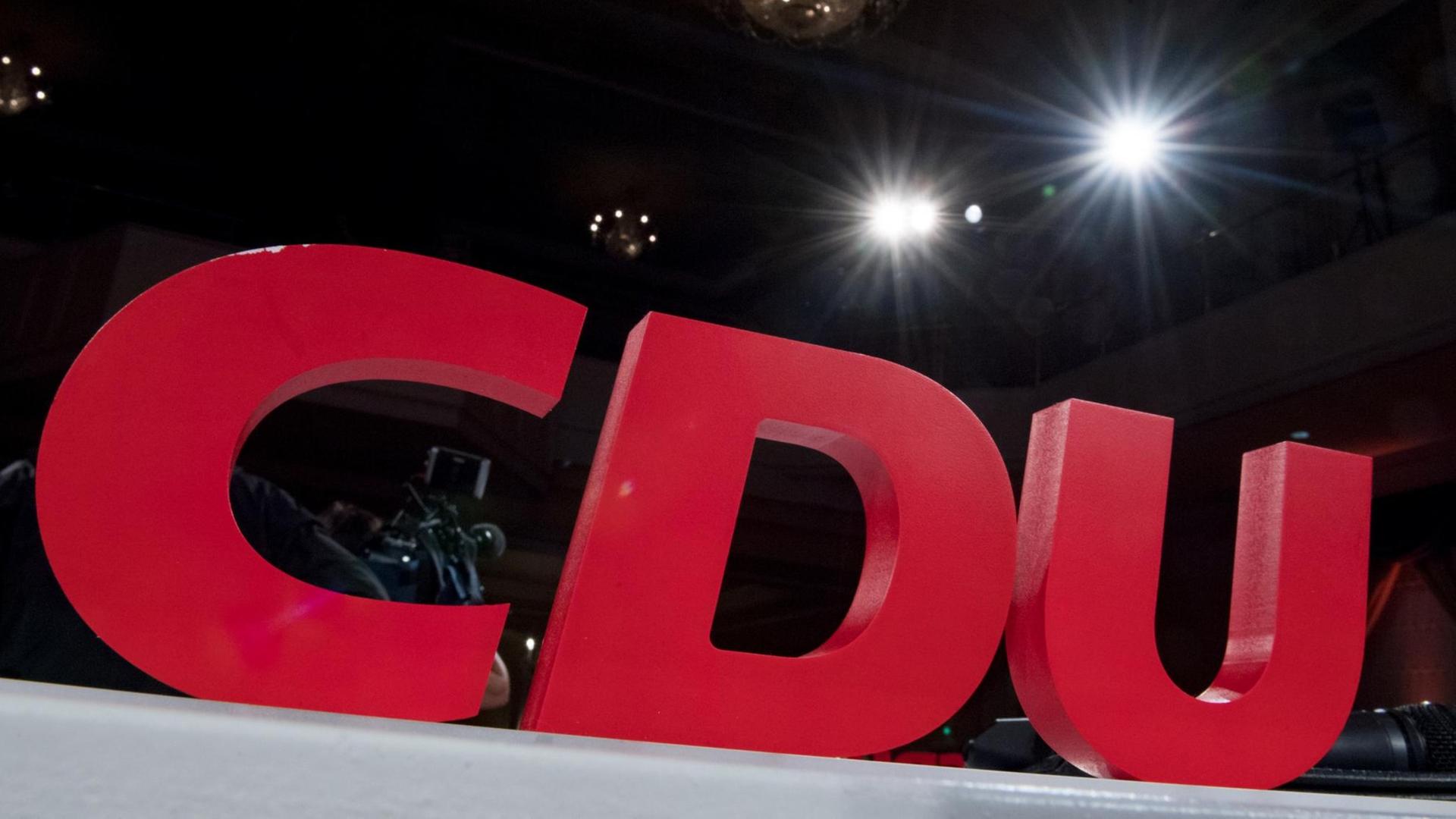Das Parteilogo der CDU ist auf dem Landesparteitag der CDU Sachsen-Anhalt zu sehen. Das Parteilogo der CDU ist auf dem Landesparteitag der CDU Sachsen-Anhalt zu sehen.