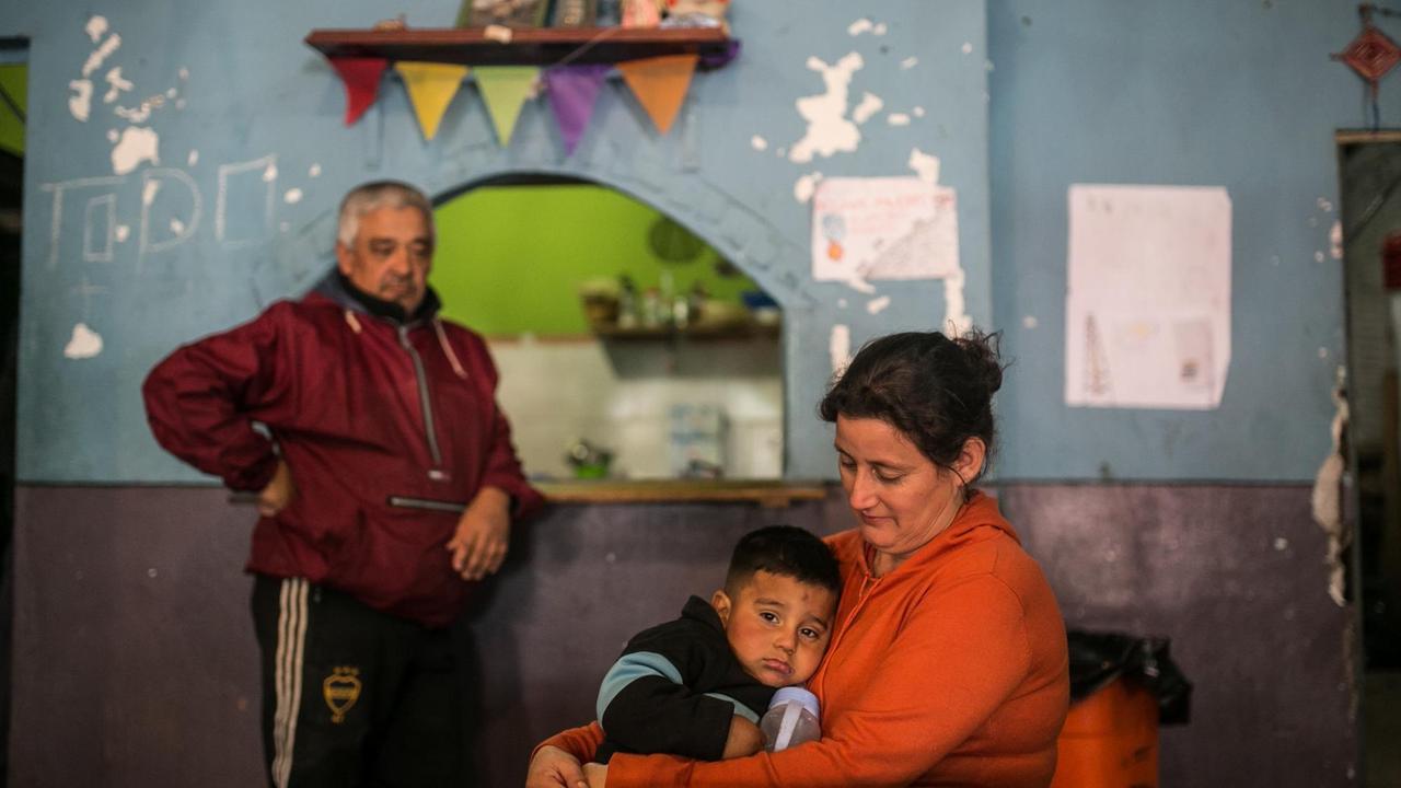 Eine Frau hält in einer Suppenküche in der Provinz Buenos Aires ein Kind im Arm. Die Armut ist in Argentinien weiter angestiegen. Eine Frau hält in einer Suppenküche in der Provinz Buenos Aires ein Kind im Arm. Die Armut ist in Argentinien weiter angestiegen.