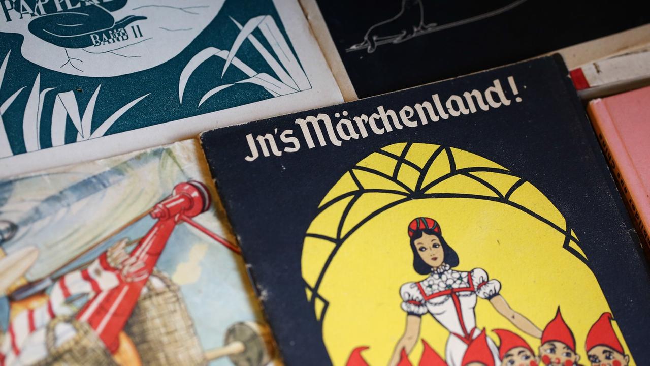 Ein altes Malbuch mit dem Titel "In's Märchenland!" aufgenommenin einem Antiquariat Ein altes Malbuch mit dem Titel "In's Märchenland!" aufgenommenin einem Antiquariat