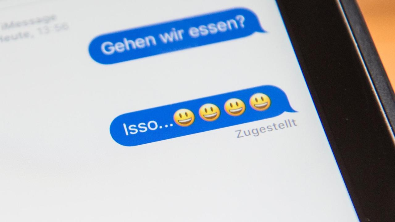 In einer Chat-App auf einem Tabletcomputer steht als letztes Wort "isso", das Jugendwort des Jahres 2016. In einer Chat-App auf einem Tabletcomputer steht als letztes Wort "isso", das Jugendwort des Jahres 2016.
