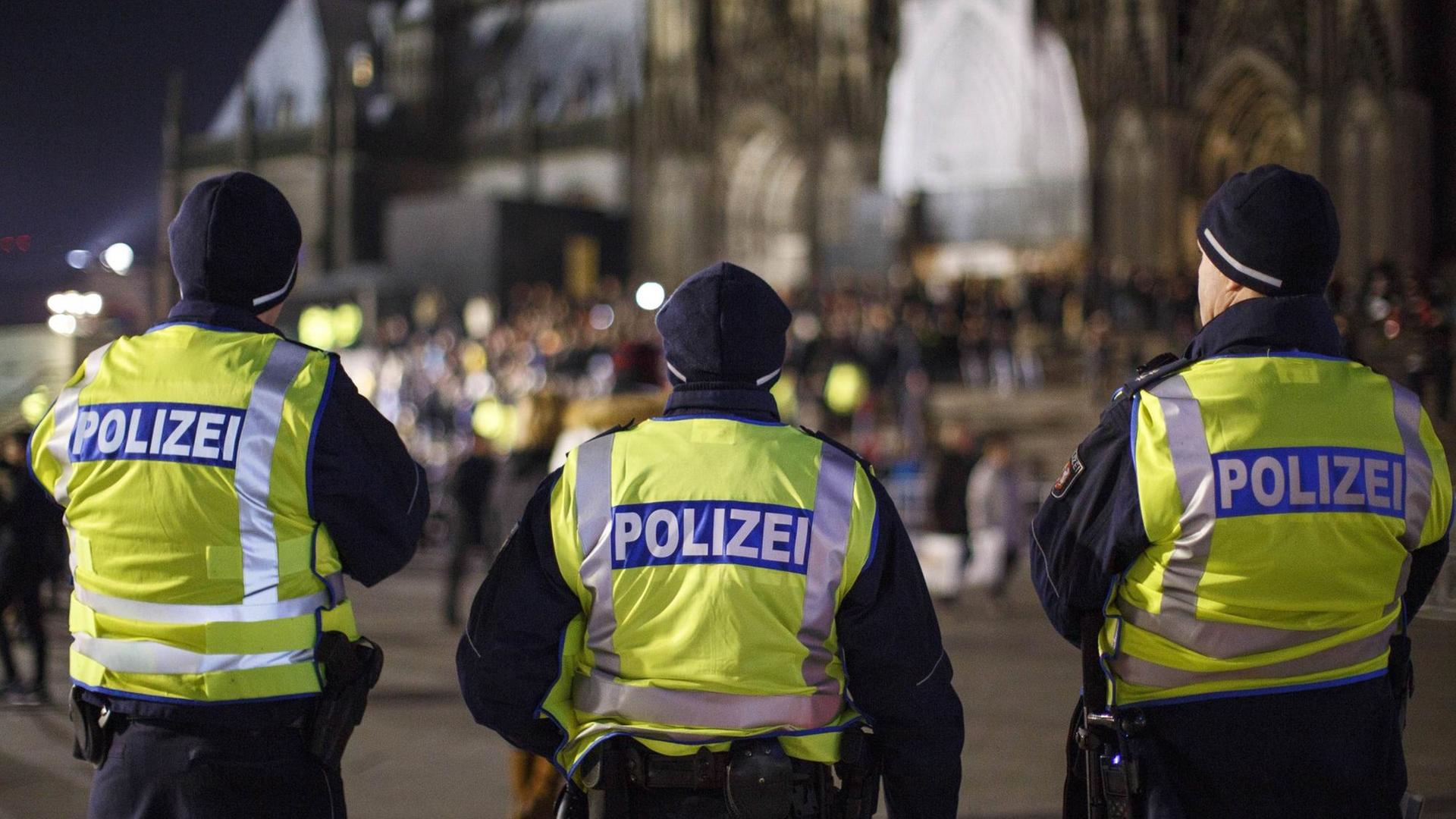 Polizisten an der Domtreppe in Köln am Silvesterabend. Polizisten an der Domtreppe in Köln am Silvesterabend.