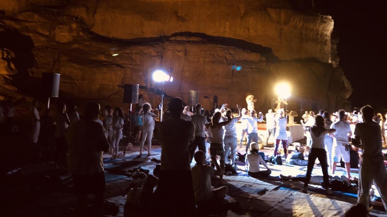 Auch in der Nacht bei Scheinwerferlicht ist auf dem Yoga Festival in der Arava Wüste kein Ruhestand.