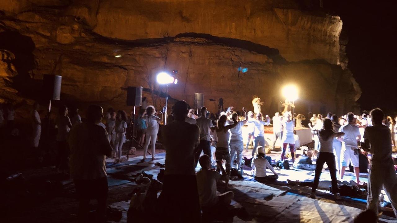 Auch in der Nacht bei Scheinwerferlicht ist auf dem Yoga Festival in der Arava Wüste kein Ruhestand. Auch in der Nacht bei Scheinwerferlicht ist auf dem Yoga Festival in der Arava Wüste kein Ruhestand.