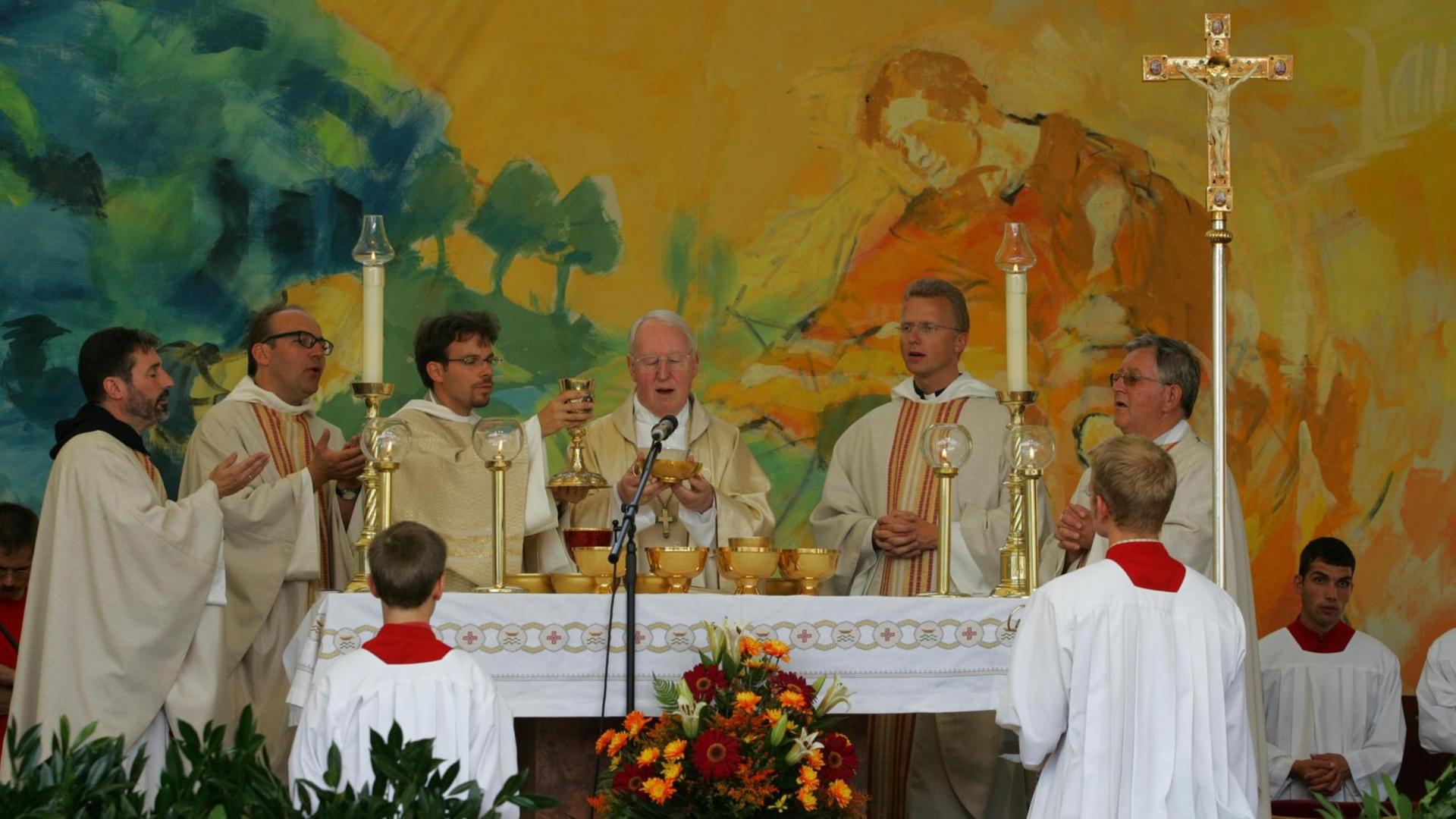Erzbischof Kardinal Friedrich Wetter feiert eine Messe in Altötting, Bayern. Erzbischof Kardinal Friedrich Wetter feiert eine Messe in Altötting, Bayern.