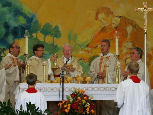 Erzbischof Kardinal Friedrich Wetter feiert eine Messe in Altötting, Bayern.