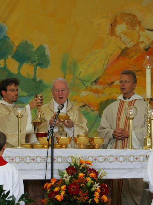 Erzbischof Kardinal Friedrich Wetter feiert eine Messe in Altötting, Bayern.
