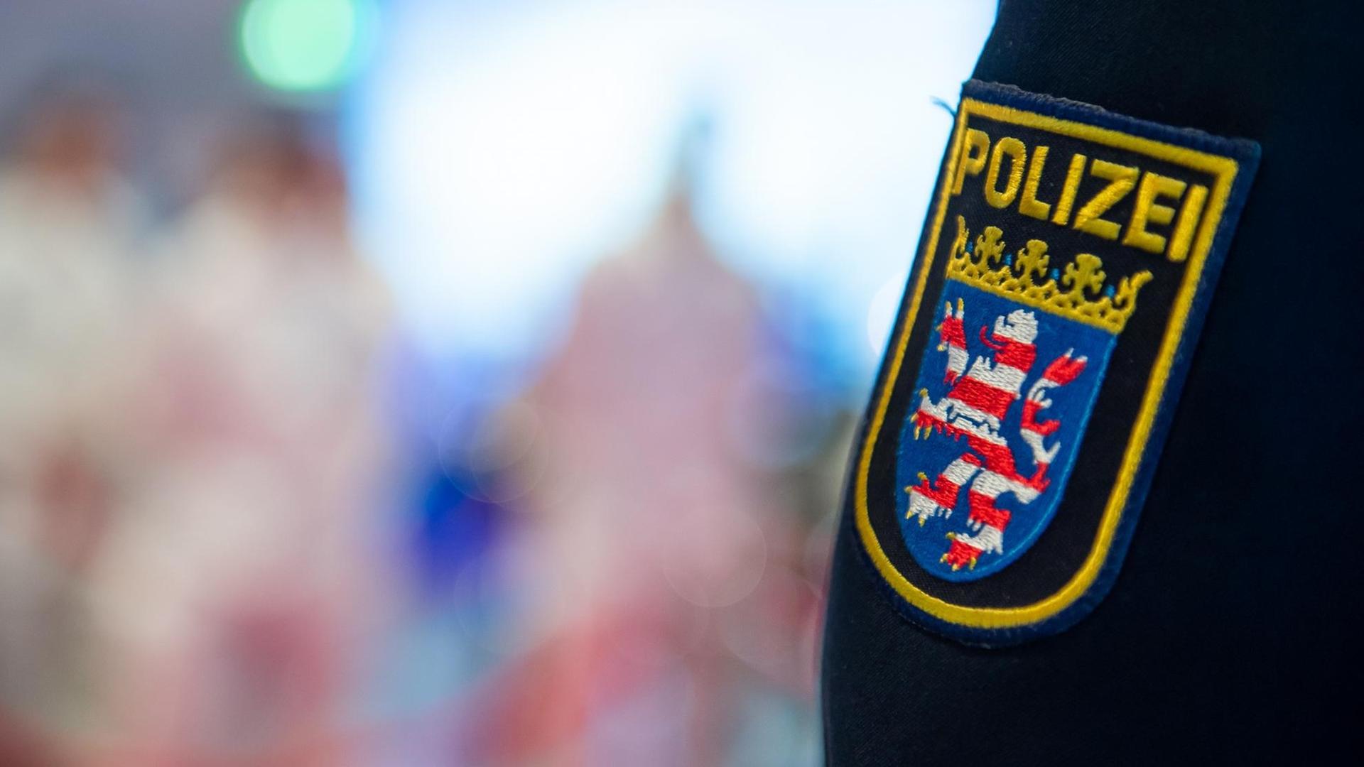 Das Wappen der Polizei Hessen ist während einer Nachwuchsaktion des Polizeipräsidiums Mittelhessen auf einer Uniform des Präsidenten des Polizeipräsidiums Mittelhessen zu sehen Das Wappen der Polizei Hessen ist während einer Nachwuchsaktion des Polizeipräsidiums Mittelhessen auf einer Uniform des Präsidenten des Polizeipräsidiums Mittelhessen zu sehen