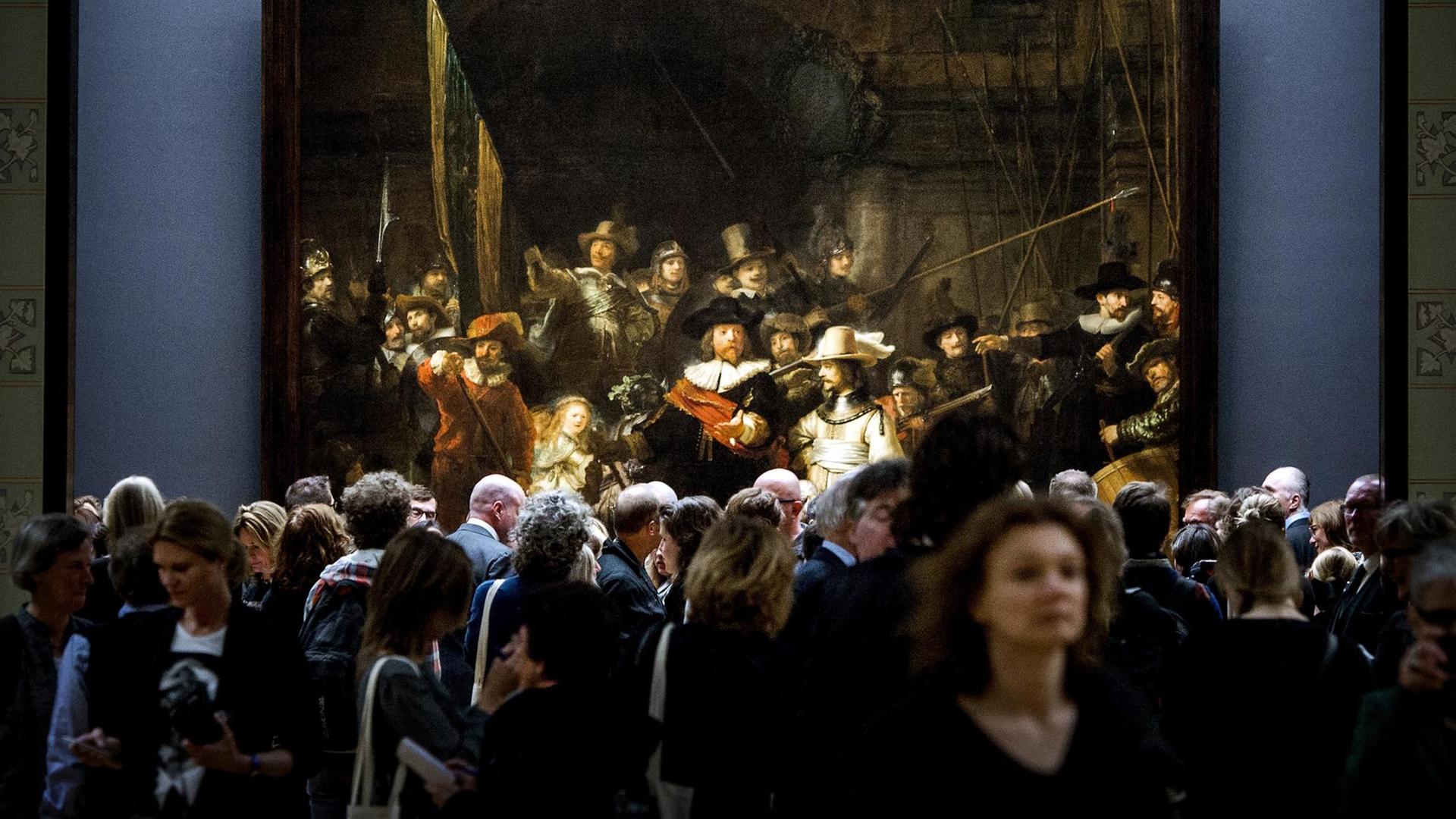 Eine Masse von BesucherInnen vor der Nachtwache im Rijksmuseum.