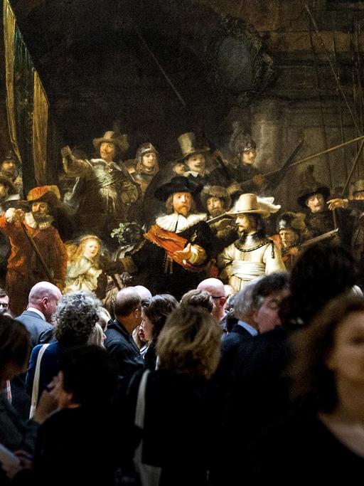 Eine Masse von BesucherInnen vor der Nachtwache im Rijksmuseum.