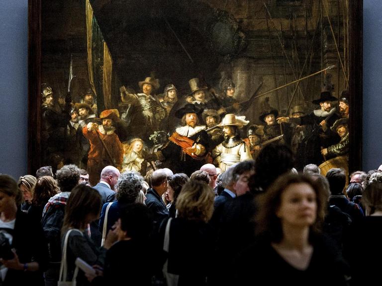 Eine Masse von BesucherInnen vor der Nachtwache im Rijksmuseum.