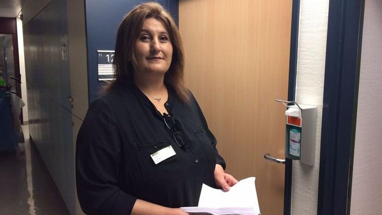 Die muslimische Seelsorgerin Esra Konur vor einem Patientenbesuch Die muslimische Seelsorgerin Esra Konur vor einem Patientenbesuch