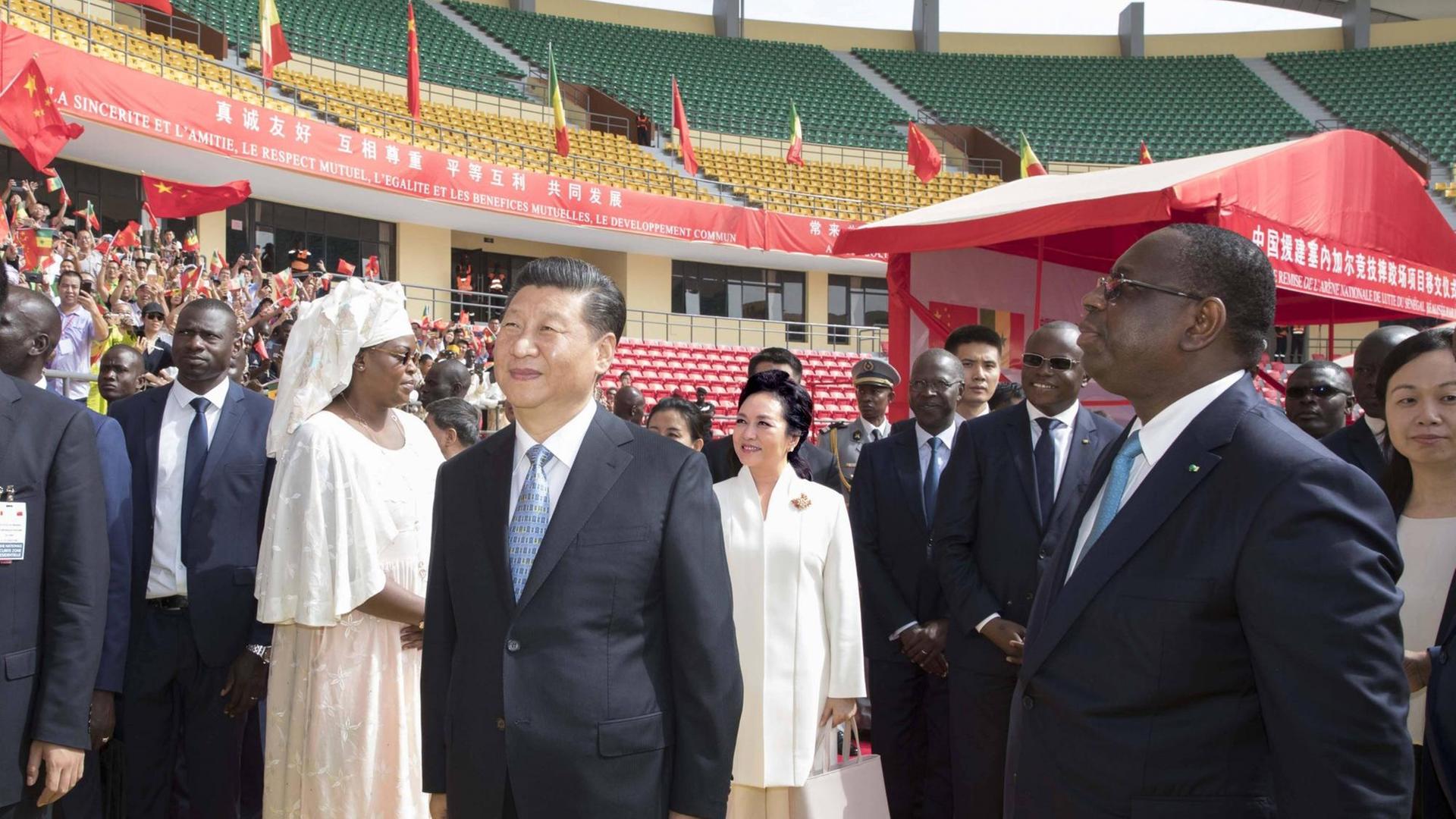 Der chinesische Präsident Xi Jinping und sein senegalesischer Amtskollege Macky Sall nehmen an einer Übergabezeremonie der National Wrestling Arena teil, die mit chinesischer Hilfe in Dakar errichtet wurde Der chinesische Präsident Xi Jinping und sein senegalesischer Amtskollege Macky Sall nehmen an einer Übergabezeremonie der National Wrestling Arena teil, die mit chinesischer Hilfe in Dakar errichtet wurde