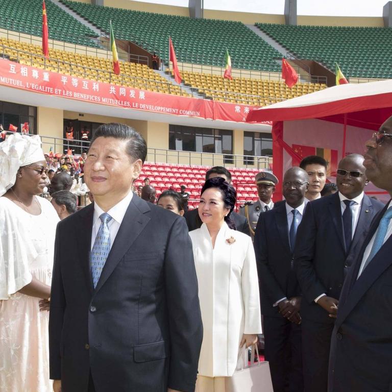 Der chinesische Präsident Xi Jinping und sein senegalesischer Amtskollege Macky Sall nehmen an einer Übergabezeremonie der National Wrestling Arena teil, die mit chinesischer Hilfe in Dakar errichtet wurde