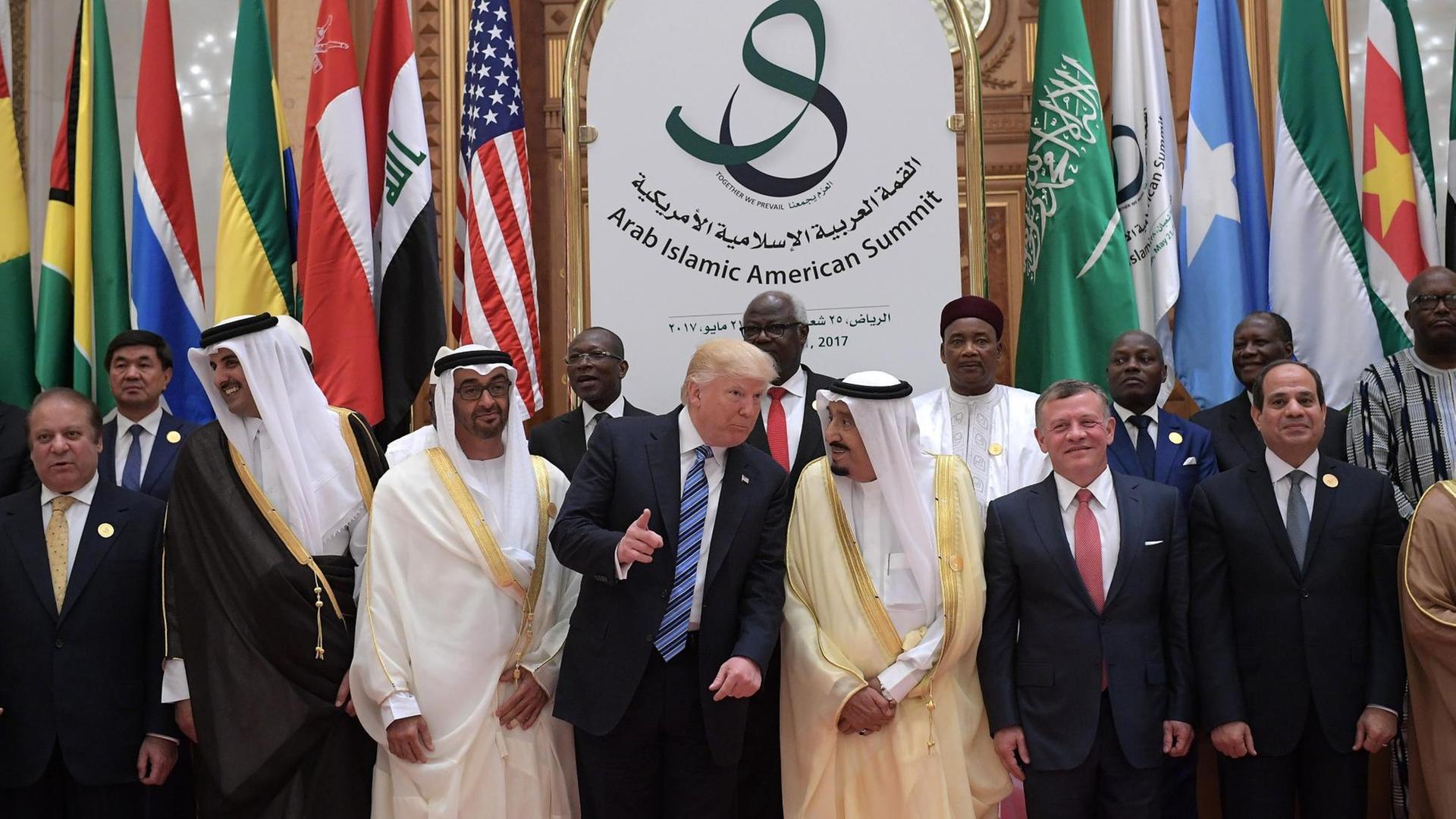 US-Präsident Donald Trump ruft beim Gipfeltreffen mit 55 Islamischen Staaten zum gemeinsamen Kampf gegen Terrorismus auf (21.5.2017). US-Präsident Donald Trump ruft beim Gipfeltreffen mit 55 Islamischen Staaten zum gemeinsamen Kampf gegen Terrorismus auf (21.5.2017).