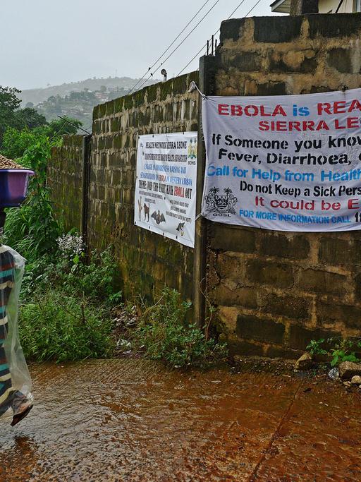 Ein Transparent in Sierra Leone warnt die Menschen vor dem Ebola-Virus.