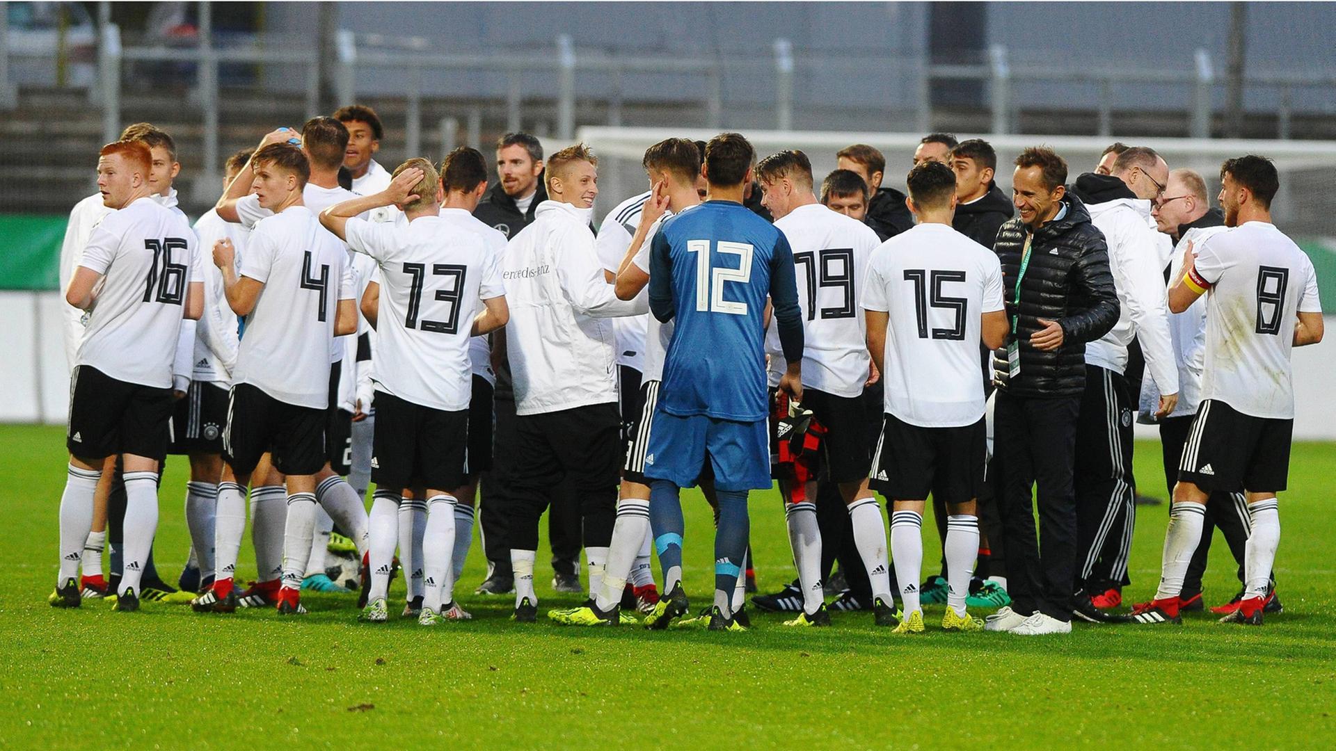 Glücklich über den Sieg: Die deutsche U20-Mannschaft nach dem Länderspiel gegen Tschechien am 7. September 2018; dritter von rechts: Trainer Meikel Schoenweitz Glücklich über den Sieg: Die deutsche U20-Mannschaft nach dem Länderspiel gegen Tschechien am 7. September 2018; dritter von rechts: Trainer Meikel Schoenweitz