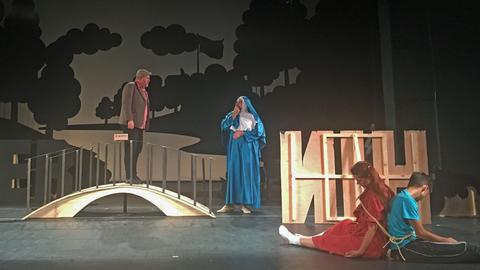 Das Ensemble probt Ödön von Horváths "Hin und Her" im Nationaltheater von Sibiu.