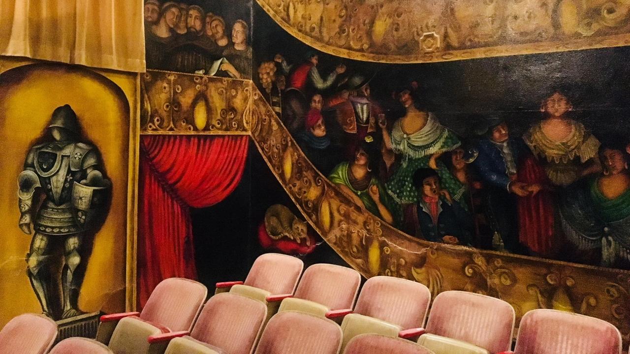 Theatersitze vor einer bemalten Wand Theatersitze vor einer bemalten Wand