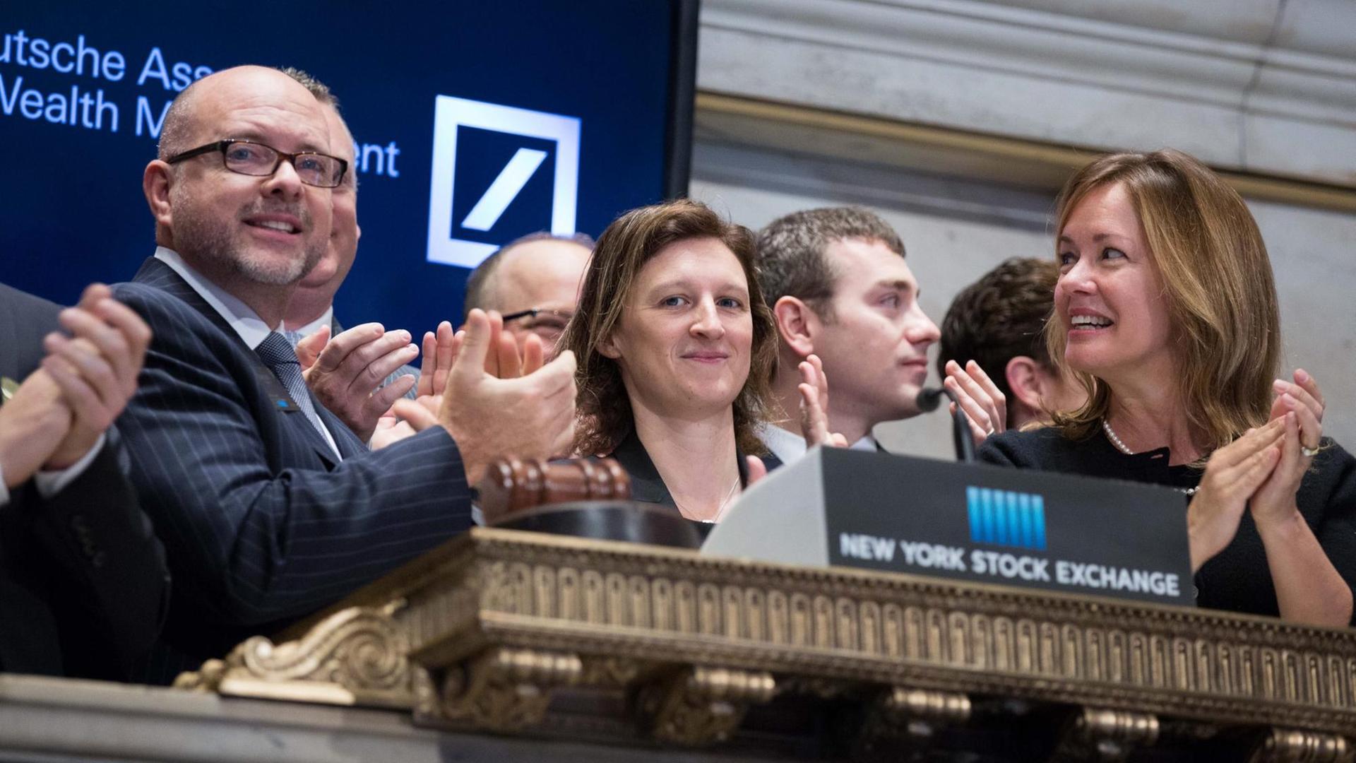 Deutsche Bank-Manager an der New York Stock Exchange (NYSE). Deutsche Bank-Manager an der New York Stock Exchange (NYSE).