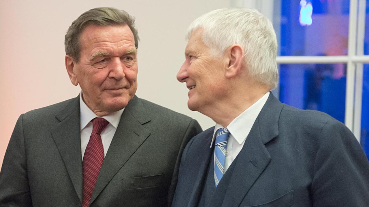 Ex-Kanzler Gerhard Schröder (SPD,l) und Ex-Innenminister Otto Schily unterhalten sich am 06.04.2014 in Berlin bei einem Empfang zu Ehren Schröders. Ex-Kanzler Gerhard Schröder (SPD,l) und Ex-Innenminister Otto Schily unterhalten sich am 06.04.2014 in Berlin bei einem Empfang zu Ehren Schröders.