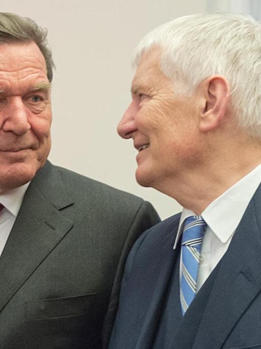 Ex-Kanzler Gerhard Schröder (SPD,l) und Ex-Innenminister Otto Schily unterhalten sich am 06.04.2014 in Berlin bei einem Empfang zu Ehren Schröders.