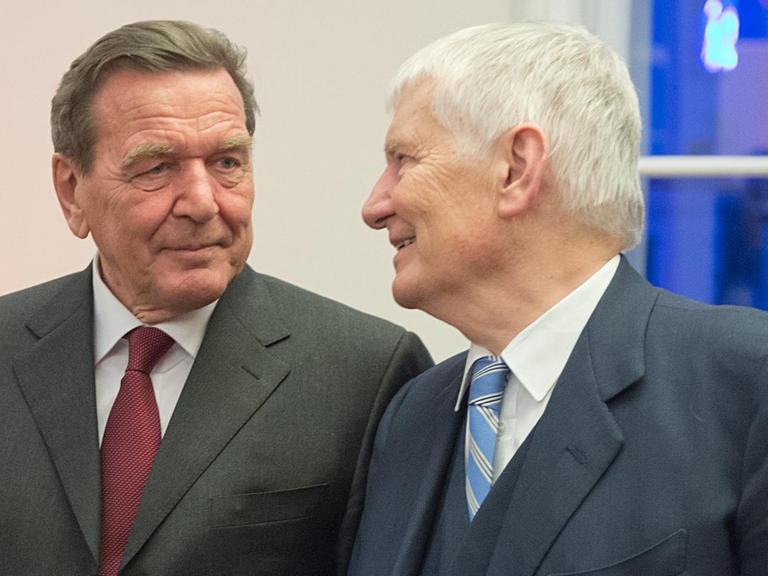 Ex-Kanzler Gerhard Schröder (SPD,l) und Ex-Innenminister Otto Schily unterhalten sich am 06.04.2014 in Berlin bei einem Empfang zu Ehren Schröders.