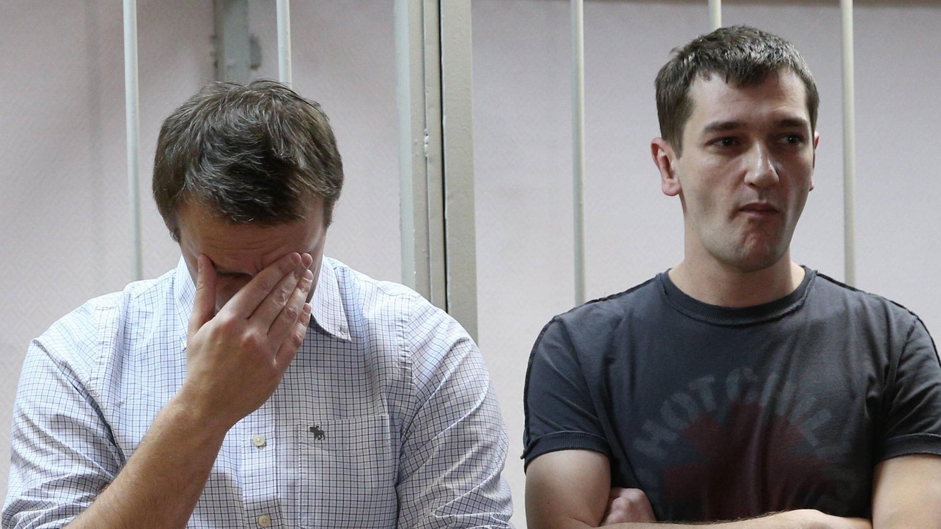 Alexej Nawalny und sein Bruder Oleg nach der Urteilsverkündung. Alexej Nawalny und sein Bruder Oleg nach der Urteilsverkündung.