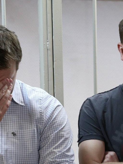 Alexej Nawalny und sein Bruder Oleg nach der Urteilsverkündung.