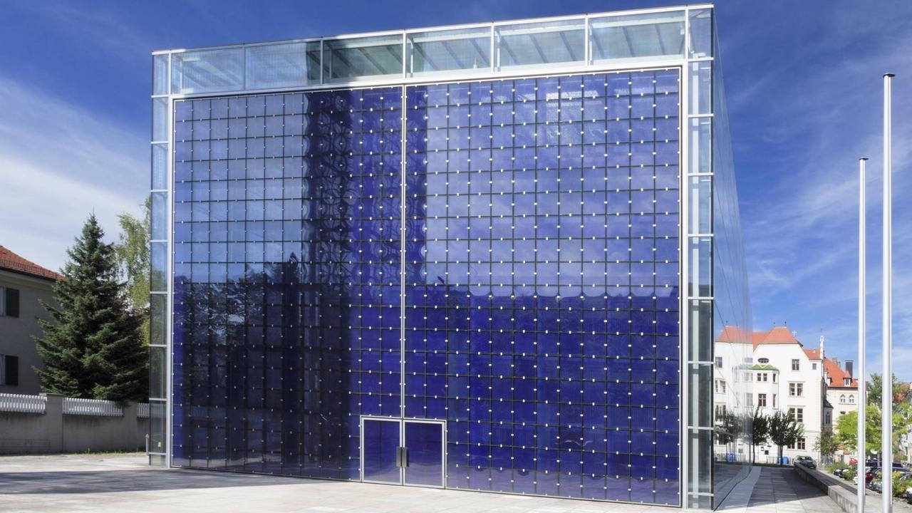 Außenansicht der Glasfassade der Münchner Herz-Jesu-Kirche der Architekten Allmann, Sattler, Wappner