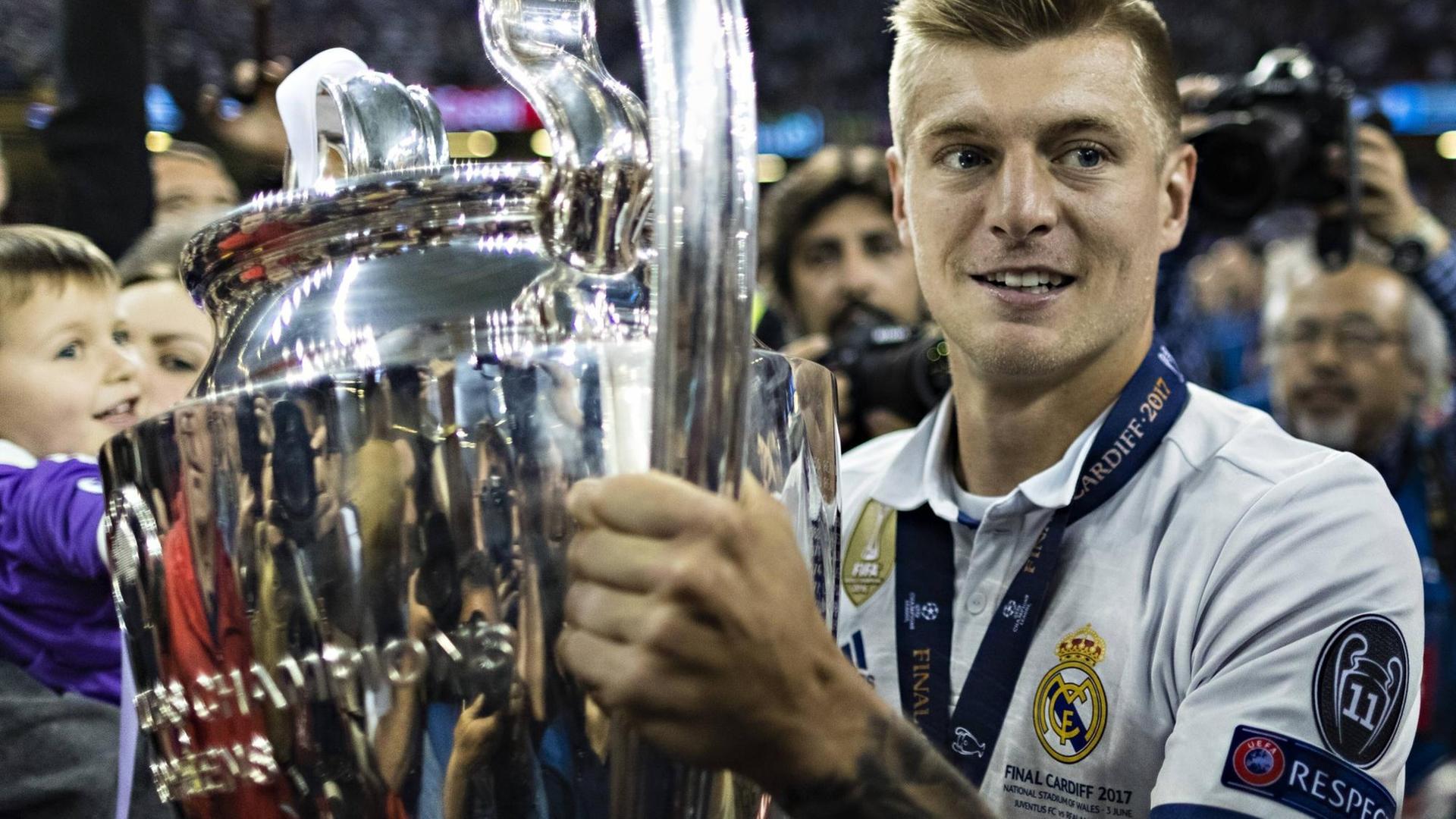 Toni Kroos mit dem Pokal in der Hand nach dem Spiel gegen Juventus. Toni Kroos mit dem Pokal in der Hand nach dem Spiel gegen Juventus.