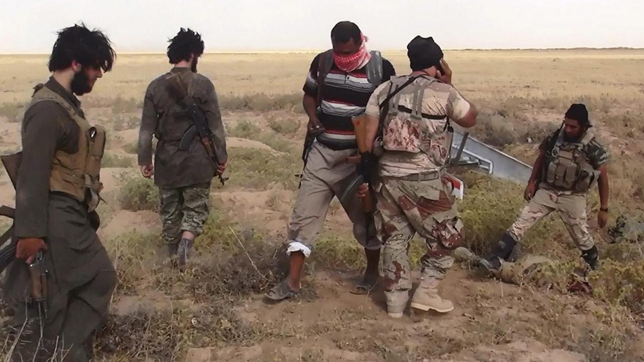 Mitglieder der Terrorgruppe IS an der syrisch-irakischen Grenzen auf einem nicht näher bezeichneten Foto, das die den Dschihadisten nahestehende Gruppe Albaraka News am 17. Juni 2014 auf Twitter veröffentlicht hat.