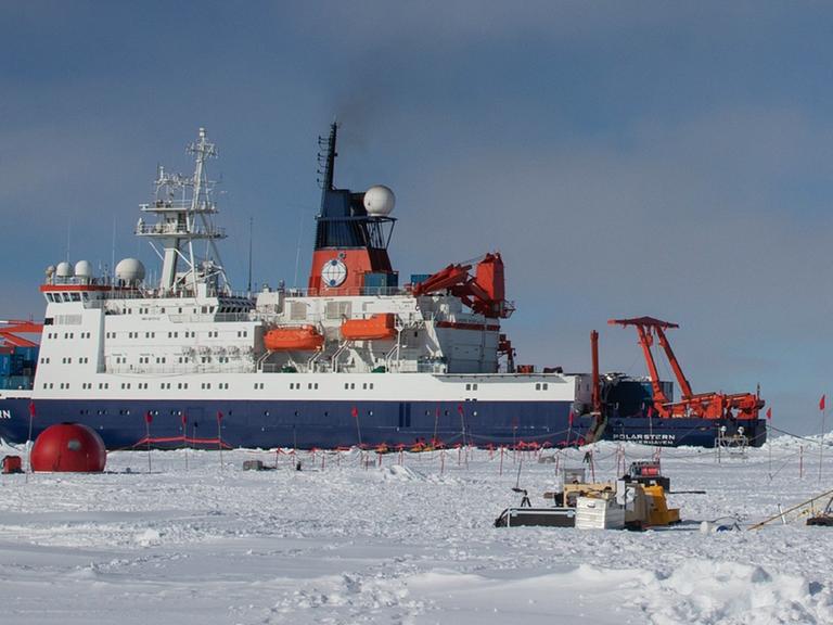 Das Foto zeigt das Forschungsschiff "Polarstern" bei einem Einsatz in der Antarktis 2017.