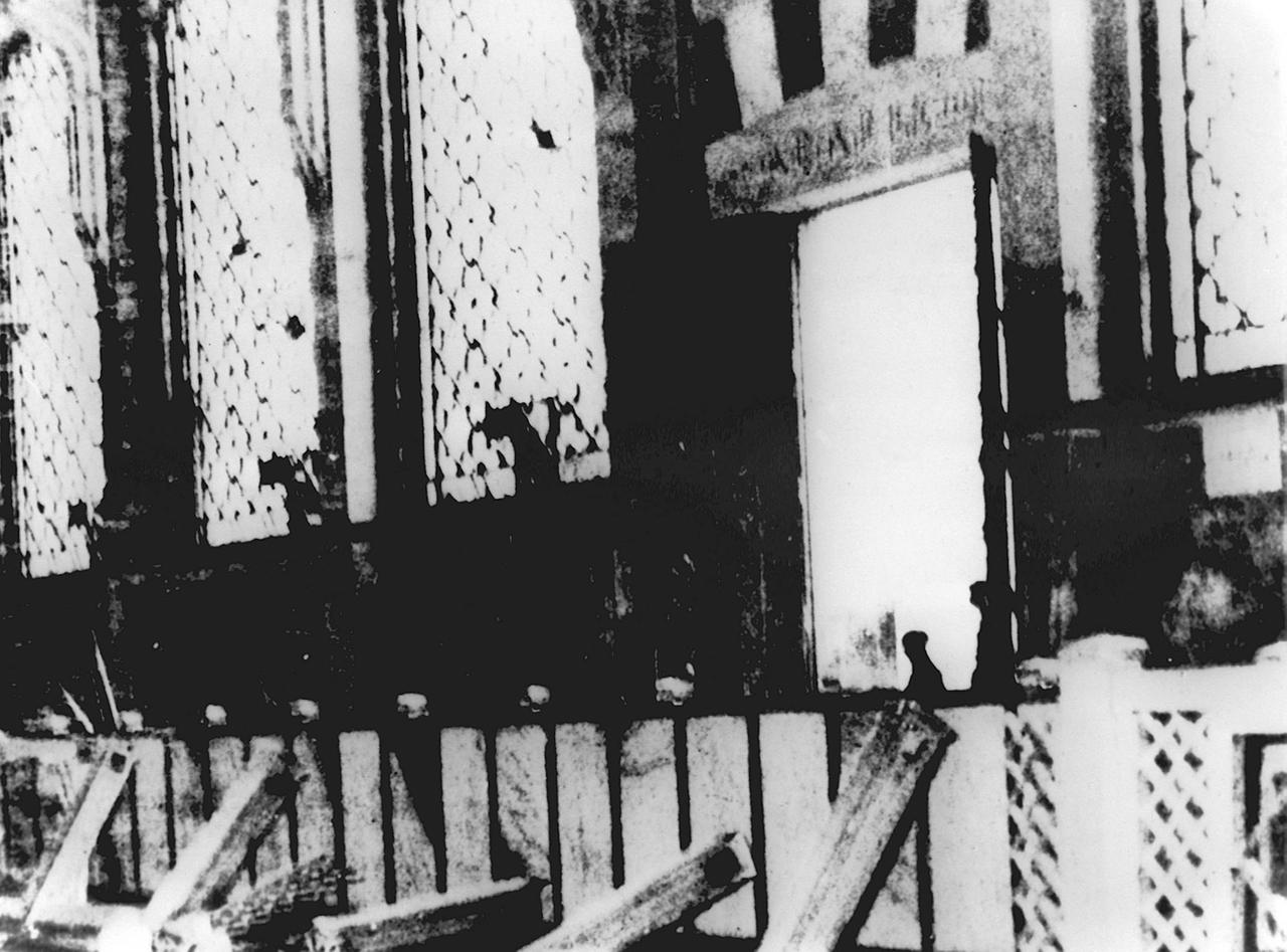Zerstörte Holzgeländer im Innenhof der Moschee, aufgenommen am 29. November 1979. Am 20. November 1979 stürmen etwa 250 Anhänger einer islamischen Sekte die Haram-Mooschee in Mekka und nehmen mehrere hundert Gläubige als Geiseln. Drei Tage später stürmt die Nationalgarde Saudi-Arabiens das wichtigste Heiligtum der islamischen Welt. Etliche Besatzer sowie Soldaten kommen ums Leben, zahlreiche Geiselnehmer fliehen in die Katakomben der Moschee. Erst am 4. Dezember 1979 legt der letzte Aufrührer die Waffen nieder. Zerstörte Holzgeländer im Innenhof der Moschee, aufgenommen am 29. November 1979. Am 20. November 1979 stürmen etwa 250 Anhänger einer islamischen Sekte die Haram-Mooschee in Mekka und nehmen mehrere hundert Gläubige als Geiseln. Drei Tage später stürmt die Nationalgarde Saudi-Arabiens das wichtigste Heiligtum der islamischen Welt. Etliche Besatzer sowie Soldaten kommen ums Leben, zahlreiche Geiselnehmer fliehen in die Katakomben der Moschee. Erst am 4. Dezember 1979 legt der letzte Aufrührer die Waffen nieder.